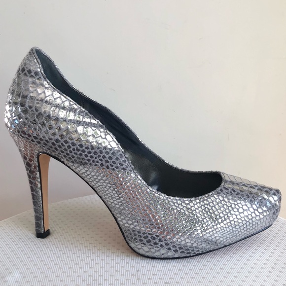 White House Black Market Metallic Silver Snake Heels Pumps scallop edge size 8 - Picture 3 of 17